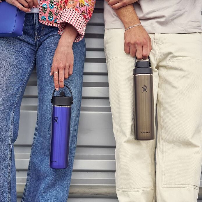 24-oz-lightweight-chug-cap-bottle-n2 hf_s26_lightweight_mcinnis_5997_1.jpg